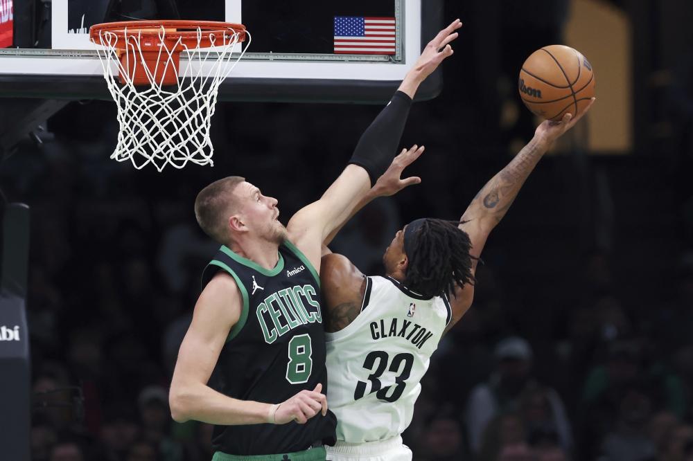 世预赛激烈冲突 恩佐肘击逃红,10人互相推搡