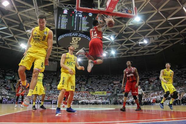 🏀布伦森42+10 阿门三双 尼克斯末节轰46分逆转送火箭三连败